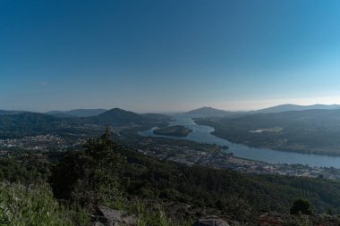 Minho nehrinin ağzı, Portekiz ve İspanya arasındaki sınır..