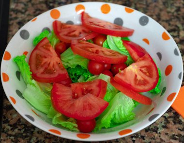 Salata, domates ve domates salatası..