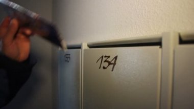 Mektup posta kutusu içine koyarak