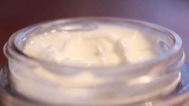 Crema per la cura della pelle femminile presa per mano dal vaso — Video Stock