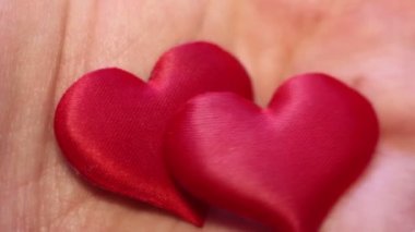 Elinde iki kalp açılış