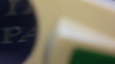 Pasaport kapak büyüteç ile kontrol