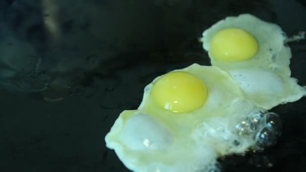 Att lägga knäckt ägg på stekpanna till frukost — Stockvideo