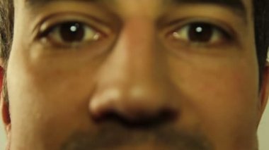 Adam gözlerini daralma