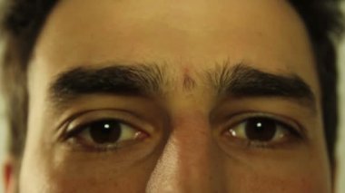 Adam kaşlarını yakın