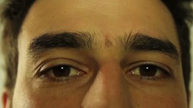 Adam göz kırpıyor yakın yüz