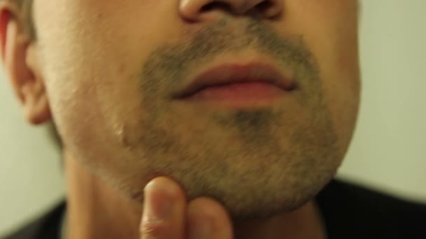 Mann berührt seine Borsten — Stockvideo