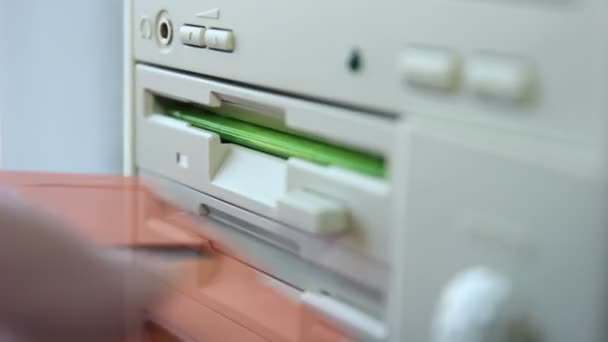Вставка дискеты в ретро компьютер Timelapse — стоковое видео