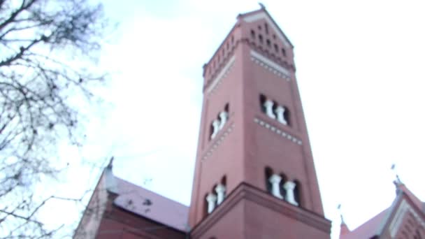 Katholieke bekentenis kerk toren — Stockvideo