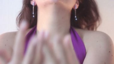 Seksi şehvetli kadın saç üfleme
