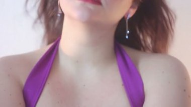 Seksi şehvetli kadın saç dans üfleme