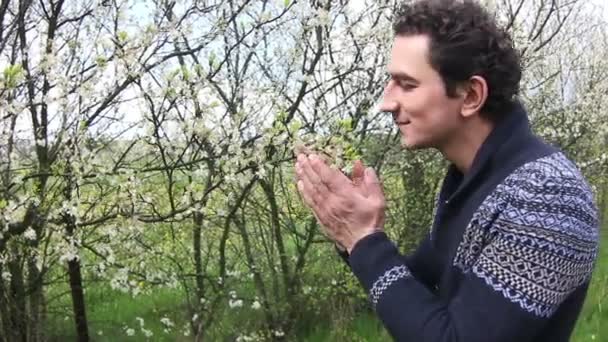 Fiore profumato uomo nel giardino fiorito — Video Stock