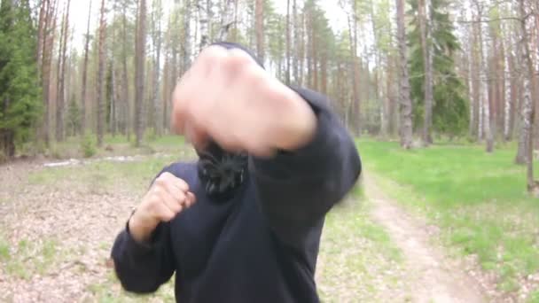 Человек-ниндзя во время нападения маски — стоковое видео