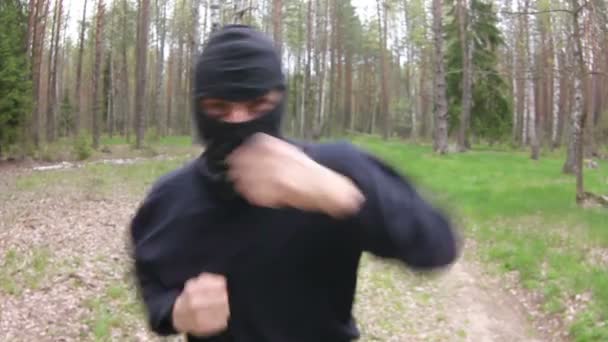 Ninja-Mann mit Maske attackiert — Stockvideo