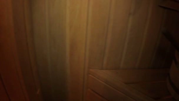 Homme relaxant dans le sauna