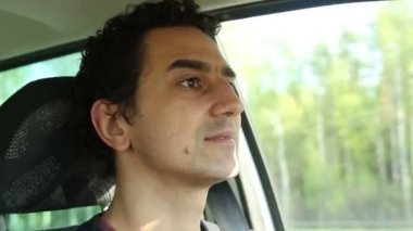 Genç mutlu araba sürücüsü Inspirational İnsanlar