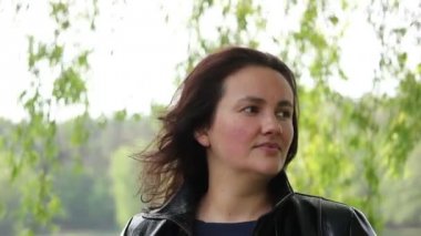 İlham verici kadın yüz profil açık yeşil arka plan