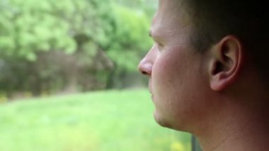 Pencereden bakarak tren ile seyahat eden adam