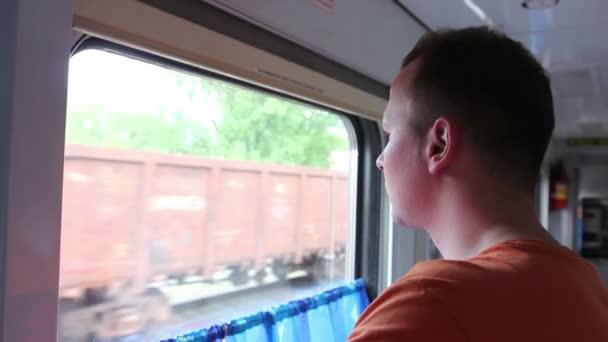 Homme voyageant en train Fenêtre à la recherche — Video