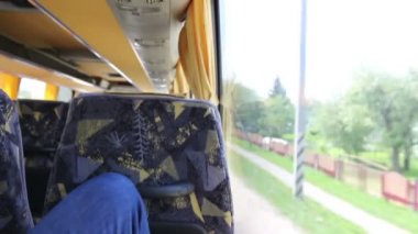 Mutlu güneşli gün içeride otobüsüyle seyahat