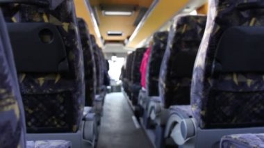 Mutlu güneşli gün içeride otobüsüyle seyahat