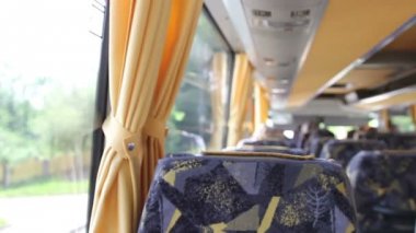 Mutlu güneşli gün içeride otobüsüyle seyahat