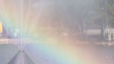 Güneşli çeşme su ile gökkuşağı göl güzel manzara