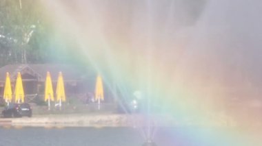 Güneşli çeşme su ile gökkuşağı göl güzel manzara