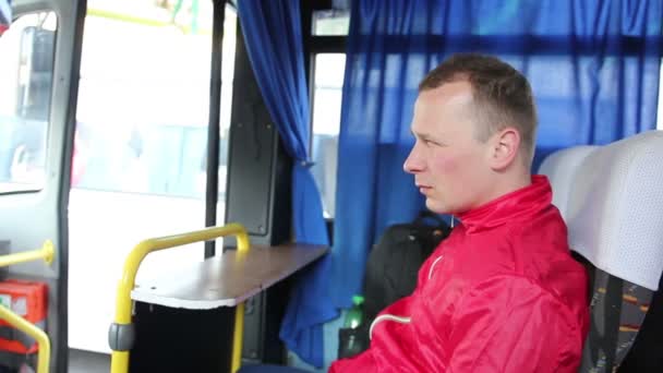 버스로 여행 하는 젊은 잘생긴 남자 — 비디오