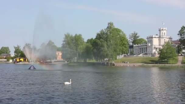 Zonnige fontein Water met regenboog in Lake mooie landschap — Stockvideo