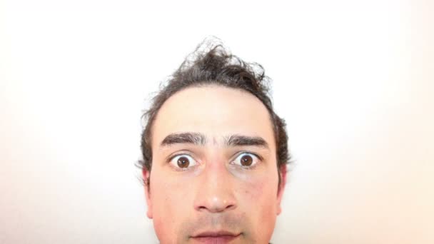Homem assustado com cabelo levantado Engraçado — Vídeo de Stock