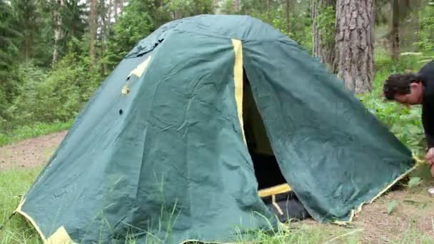 Man opstijgen van de Camping Tent — Stockvideo