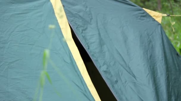 Mężczyzna wychodzi z namiotu wychodzi — Wideo stockowe