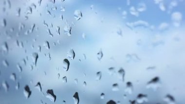 Cam pencereye yağmur damlaları