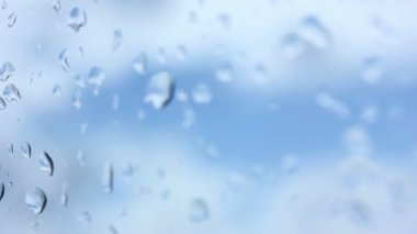 Yağmur damlacıkları cam pencere üzerinde