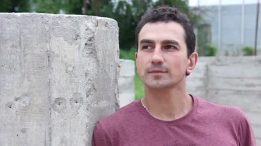 Dalgın adam duvara yaslanmış