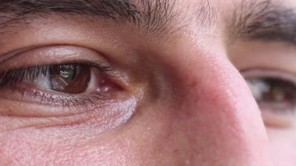 Feliz Masculino Olhos Castanhos — Vídeo de Stock