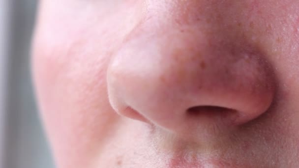 Mujer nariz aliento sentido del olfato — Vídeos de Stock