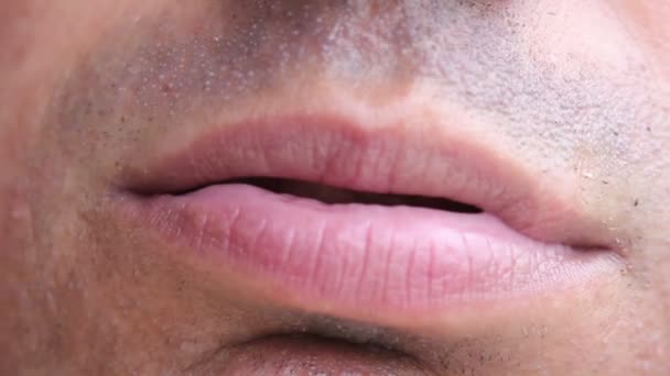 Αρσενικό στόμα αναστεναγμό με ανακούφιση μετά από σκληρή δουλειά — Αρχείο Βίντεο