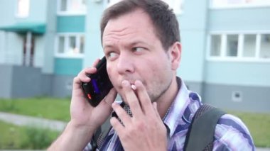 Ciddi telefon görüşmesi adam endişeyle Sigara