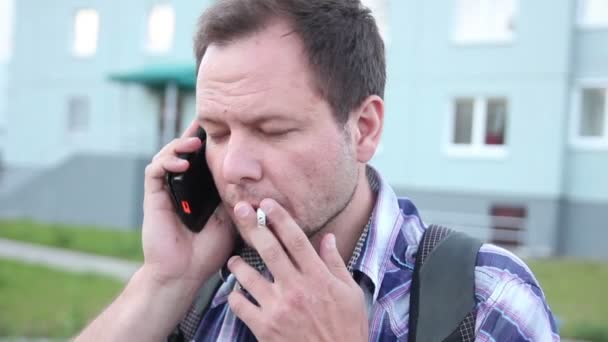 Σοβαρή τηλεφώνημα άνθρωπος κάπνισμα νευρικά — Αρχείο Βίντεο