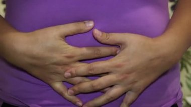 Kadın mide sorunu ağrı