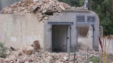 Ekskavatör yıkan eski terk edilmiş bina