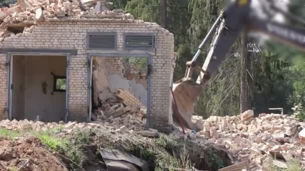 Excavator Demolish Ruins Storm Damage — Stock Video