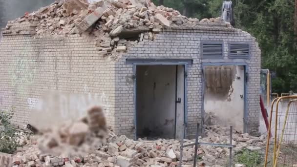 Ekskavatör yıkan eski terk edilmiş bina — Stok video