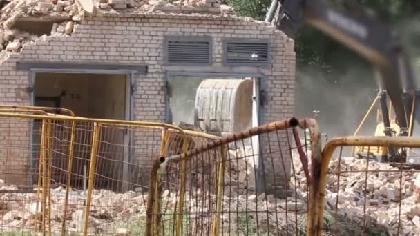 Ekskavator Memusnahkan Bulding Lama Yang Terbengkalai — Stok Video