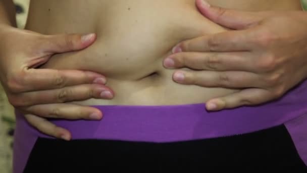 Dicker Bauch einer übergewichtigen Frau — Stockvideo