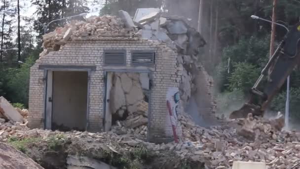 Excavadora Demoler Ruinas Daño de tormenta — Vídeos de Stock