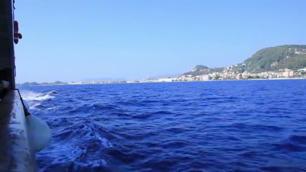 Expédition en bateau dans une eau de mer bleue — Video