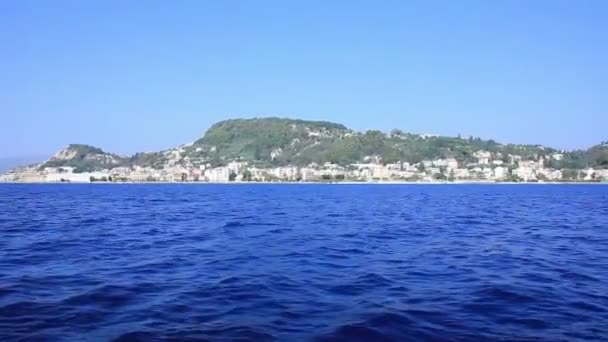 Expédition en bateau dans une eau de mer bleue — Video